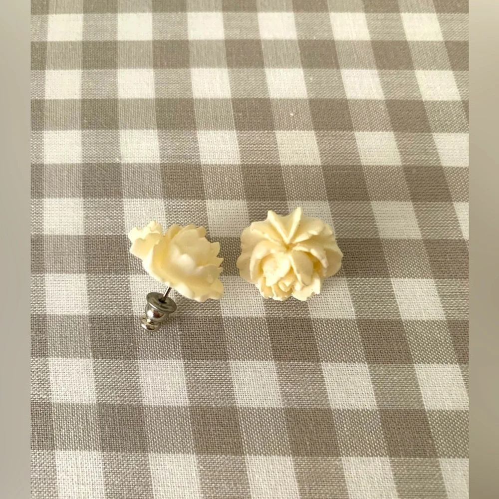⭐️SALE⭐️ NWOT Pretty Silver Heart & White Rose Earrings - Picture 3 of 3